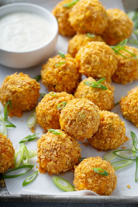 These buffalo chicken bites are an appetizer favorite!  All the flavors of buffalo chicken dip rolled into balls and baked with a crispy cornflakes coating. Chicken Cheese Ball Recipes, Crispy Chicken Bites, Chicken Bites Appetizers, Buffalo Recipes, Buffalo Chicken Appetizers, Buffalo Mac And Cheese, Buffalo Chicken Bites, Buffalo Recipe, Chicken Cake