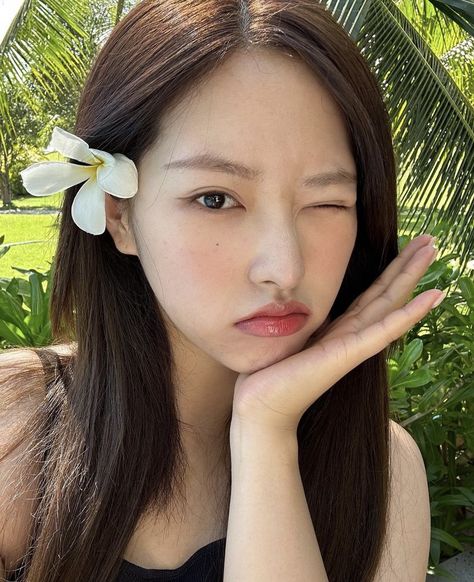 hyeju loona loossemble icon icons pfp pfps selca selfie Instagram, K Pop, Sooyoung, Kpop Girls, Korean Girl Groups, Jpop, Kpop, Olivia Hye, Girl Group