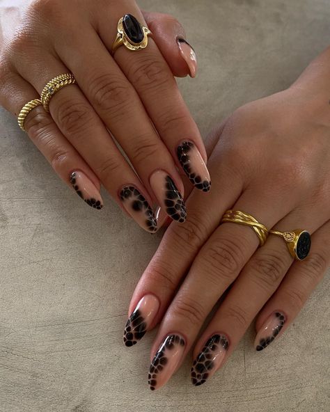 2022 is the year of the serpent, and this trend is sure to be seen everywhere in 2023. This trend is all about nails that are long, sleek, and snake-like. Think of it as the ultimate in chic nail art. If you're looking to be ahead of the curve, start planning your nails now. Nail Manicure, Piercing, Gem Nails, Nail Trends, Trendy Nails, Nails Inspiration, Classy Nails, Neutral Nails, Minimalist Nails