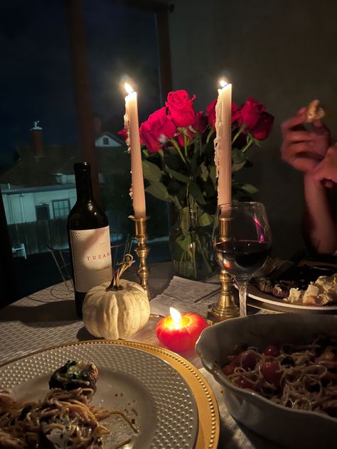 Valentine's Day, Date Nights, Instagram, Night Dinner, Dinner Date Aesthetic, Romantic Dinner Setting, Romantic Date Night Ideas, Romantic Dinner Setting At Home, Date Night Table Setting At Home