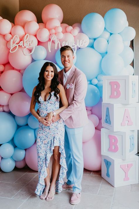 What's your guess: boy or girl? Scroll down to see more from this adorable burnouts or bows gender reveal party and see if you were right! Gender, Gender Party, Babyshower, Baby Gender, Baby Gender Reveal, Hochzeit, Party, Baby Shower Gender Reveal, Ballon