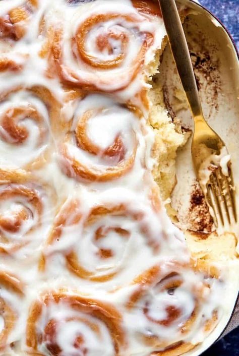 No yeast cinnamon rolls- Enjoy 20 minute cinnamon rolls using 2 ingredient dough! Super fluffy and full of cinnamon flavor, they are dairy free and easily vegan and gluten free! Courgettes, Desserts, Low Carb Recipes, Breads, Brunch, Muffin, Dessert, Paleo, Snacks