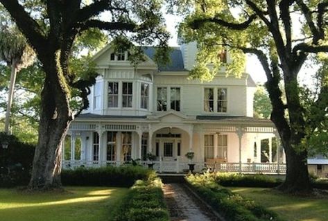What Makes It a Dream House Anyway? - Bungalow 47 Home Décor, Southern Homes, Victorian Homes, Cottage, Pretty House, Country House, Dream House, Beautiful Homes, House