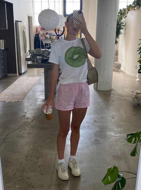 Cool Girl Casual Outfits, Summer Outfits Thrifting, Cool Girl Outfits Aesthetic, Cool Girl Spring Outfits, Cool Girl Summer Fits, Scandi Shorts Outfit, Summer Cool Girl Outfits, Thrifting Outfits Ideas Summer, Outfits With Boxer Shorts
