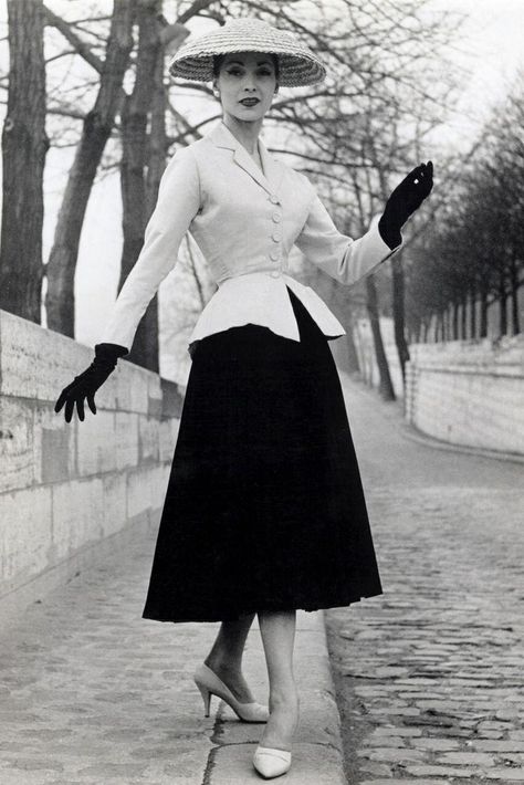Christian Dior's New Look, 1947 #happybirthdaydior 40s Fashion, Suits, Haute Couture, Vintage Fashion, 1950s Fashion, Vintage Dresses, 1940s Fashion, Fifties Fashion, Vintage Couture