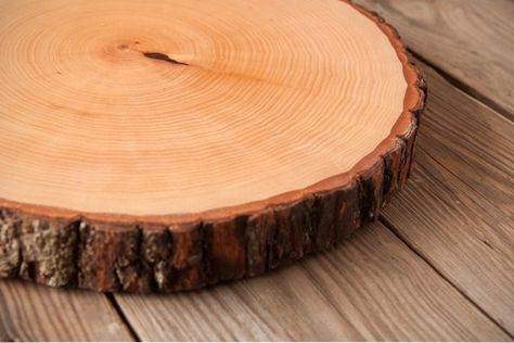 DIY on how to make your own wood slice serving board (perfect DIY gift for the boyfriend!)  DIY planche de service avec rond de bois Woodworking Projects, Diy, Serving Board Diy, Diy Cutting Board, Wood Slice Serving Boards, Diy Wood Projects, Wood Diy, Wooden Slices, Serving Board