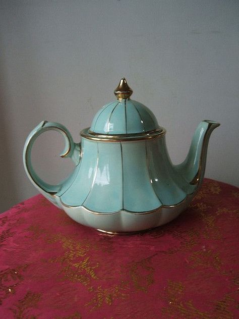 I want this teapot :) vintage turquoise #teapot teiera antica turchese Porcelain, Rococo, Ceramics, Pottery, Teapots And Cups, Tea Pots Vintage, Tea Pot Set, Tea Room, Tea Pots
