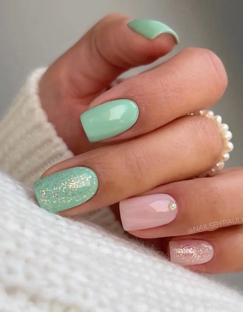 Embrace the new season with these trending spring nails! From these short mint green nails with glitter, to other simple designs in fun colors, discover the perfect inspiration for your spring nail art. Nail Designs, Ongles, Trendy Nails, Pretty Nails, Kuku, Nailart, Perfect Nails, Pastel Nails Designs, Nail Trends