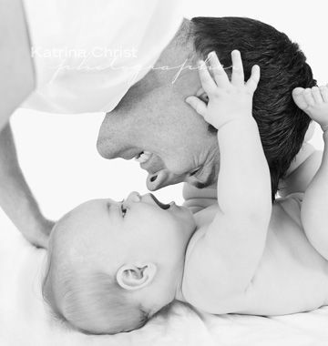 I can totally see my honey and sweet girl in a picture like this. 6 Month Pictures, Photo Bb, 6 Month Baby Picture Ideas, Foto Kids, Family Photos With Baby, Baby Fotografie, Baby Poses, Foto Baby, Foto Tips