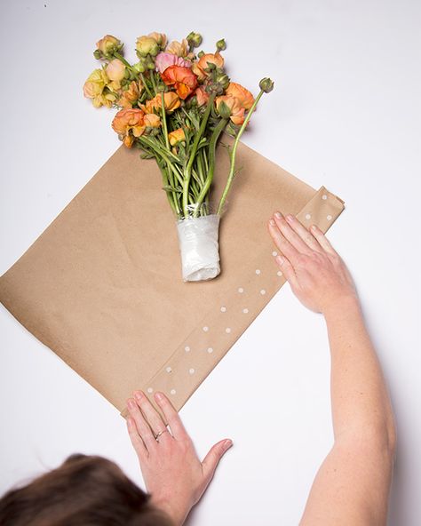How to wrap your bouquets and also keep them fresh with a genius trick so you can show up with something happy at your dinner party or wedding Diy, Floral, Gardening, Wrap Flowers In Paper, How To Wrap Bouquet, How To Wrap Flowers, Fresh Flower Bouquets Diy, Flower Bouquet Diy, Diy Bouquet
