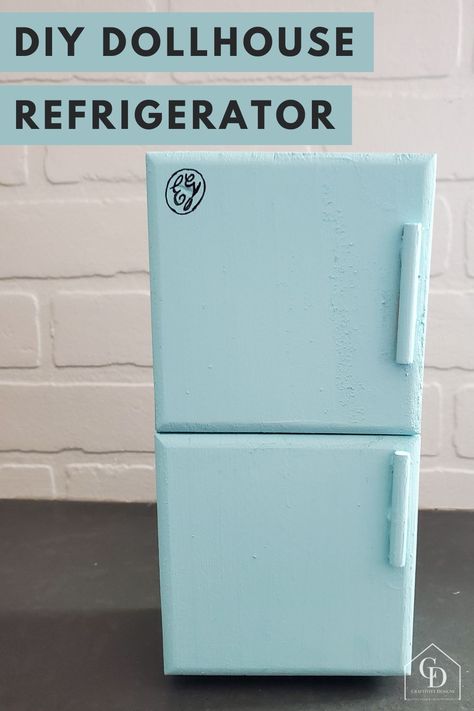 Learn how to make a DIY Dollhouse Refrigerator that opens and closes. Save money on dollhouse furniture by making your own wood dollhouse fridge. Doll Fridge | Doll Refrigerator | DIY Dollhouse Kitchen Diy, Diy Dollhouse Furniture, Dollhouse Kitchen Cabinets, Dollhouse Miniatures Diy, Dollhouse Kitchen, Diy Dollhouse, Diy Barbie Furniture, Dollhouse Miniature Tutorials, Dollhouse Furniture