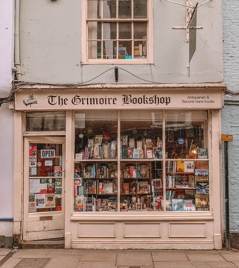 York Bookshops: 15 Bookshops in York that Bookworms Need to Visit Paris, Retro, Inspiration, Travel, Libraries, Vintage, Book Lovers, Interior, Book Shops