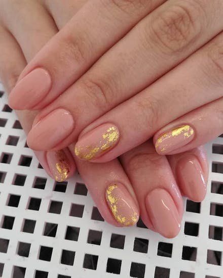 All the different ways you can rock the foil nail art trend this spring. Best Acrylic Nails, Foil Nail Designs, Foil Nails, Foil Nail Art, Metallic Nails, Powder Manicure, Nail Tips, Perfect Nails, Classic Nails