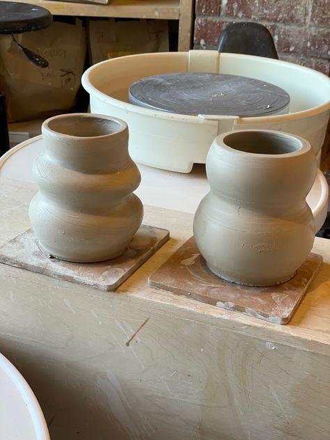Ceramics Ideas Pottery, Pottery Designs, Ceramic Techniques, Ceramics Pottery Art, Pottery Wheel, Hand Thrown Pottery, Pottery Form, Pottery Painting, Ceramics Projects
