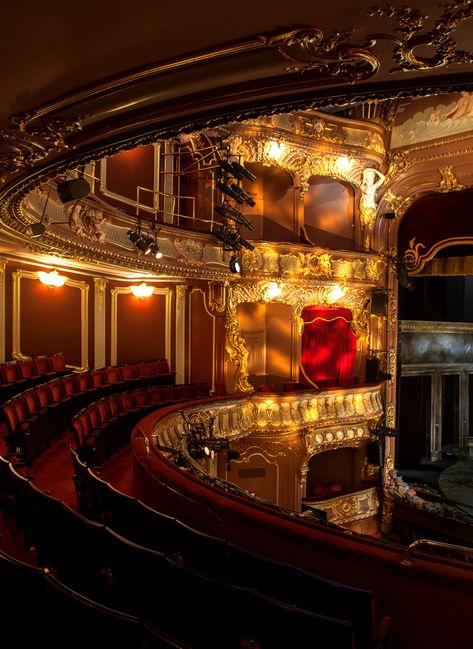 10 Beguiling Images Of London's Iconic Theatres... Totally Empty | Londonist De Stijl, London, Vintage, Architecture, Arquitetura, Competition, London Aesthetic, Architecture Details, Lugares