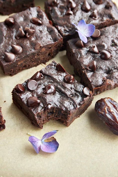 Prepare these fudgy date brownies with simple ingredients for a better-for-you dessert that's moist, decadent, and full of chocolate! Low Gi Desserts, Date Brownies, Brownie Desserts Recipes, Can Black Beans, Brownie Recipes Healthy, Fudgy Brownie Recipe, Black Bean Brownies, Bean Brownies, Healthy Brownies