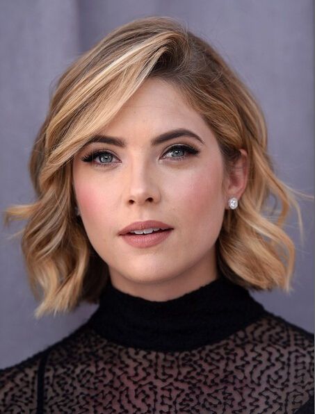 Short hairstyles can also look very formal and polished for women. They are great to create a fabulous office look. Girls should really feel lucky if born with thick, fine hair, as it will become much easier to create natural textures and movement on thick hair. It is great to style your short hair with … Bob Haircuts, Bob Styles, Wavy Bob Hairstyles, Wavy Bobs, Thick Hair Styles, Medium Hair Styles, Hairstyles Haircuts, Short Hair Cuts, Bob