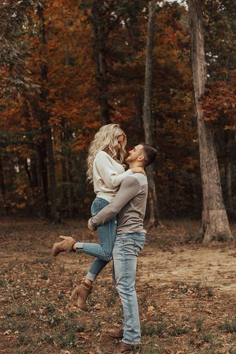 Country Engagement Pictures, Forest Engagement Photos, Fall Pictures For Couples Outfits, Engagement Photos Fall, Fall Engagement Pictures, Fall Couples Photography, Fall Engagement Pics, Fall Engagement Shoots, Autumn Engagement Photos