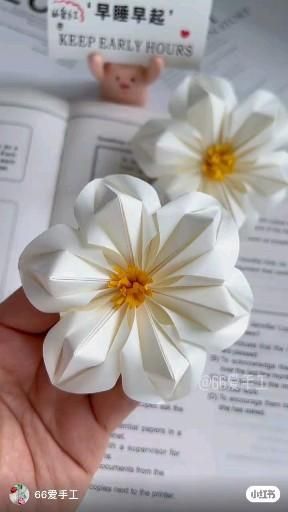 Origami, Diy, Flower Paper, Flower Diy, Flower Diy Crafts, Flowers Diy, Folded Paper Flowers, Flower Crafts, Paper Flower Bouquet