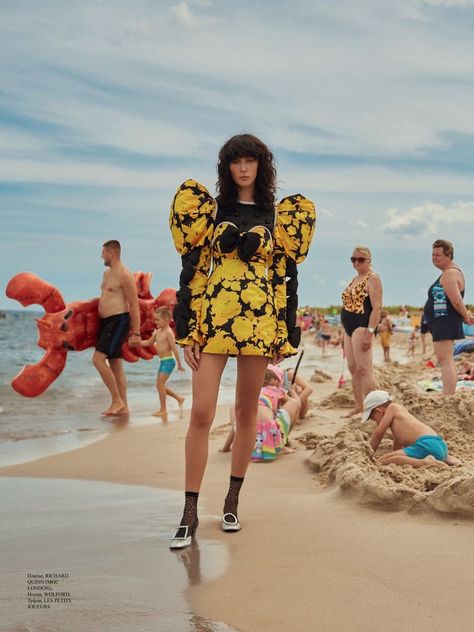 Karo Laczkowska Poses in Bold Beach Looks for ELLE Russia Fashion, Conceptual Fashion, Vogue Editorial, Model, Model Photography, Poses, Anna, Skate Style, Bold Fashion