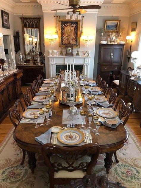 Victorian Dining Room Table, Big Dinner Table, Dining Room Table Settings, Antique Table Setting, Victorian Dining Table, Victorian Dining Room Decor, Antique Dining Room Table, Antique Dining Room, Vintage Dining Room