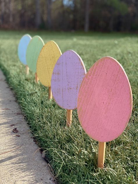 Rustic Egg Yard Stakes Set of 5 Height:17 inches tall from top of egg to bottom of stake Width: 5 inches wide Depth: 1/2 inch If you would like larger eggs please send us a message.  We will apply a sealant to the Easter egg yard stakes that will help protect from outdoor elements. This is a listing for Pastel Rustic egg yard stakes. You will receive 5 eggs. Decoration, Easter Yard Decorations, Easter Yard Art, Outdoor Easter Decorations Diy, Easter Egg Decorating, Outdoor Easter Decorations, Outdoor Easter Party, Easter Egg Hunt Ideas, Easter Decorations Outdoor