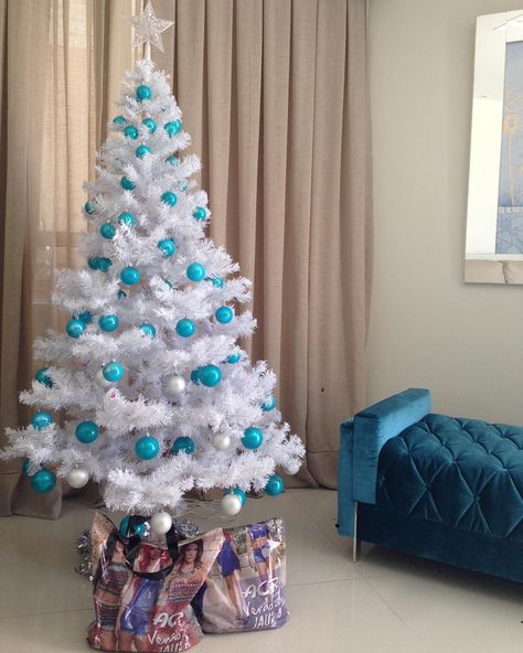 Árvore de Natal branca: 75 modelos fascinantes para decorar a casa Natal, Design, Boho, Xmas Trees, White Tree, Rustic Wall Decor, Haloween, Xmas Tree, Decoracion Navidad