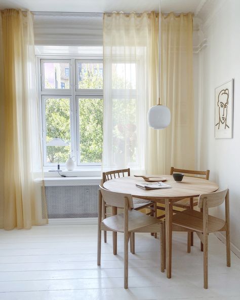 Passer skandinavisk stil med gule gardiner? Se hvordan det ser ud hjemme hos Anna Cecilie Philipp - ALT.dk Inspiration, Rum, Interior, Home, Architecture, Design, Rom, Haus, Interieur