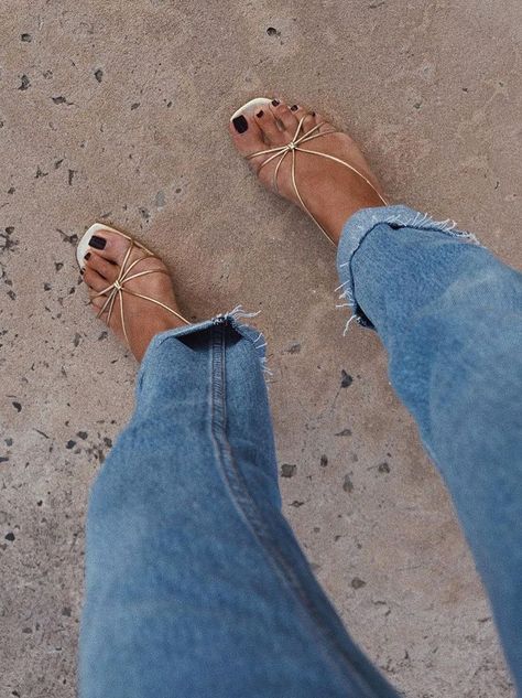 Sandals that go with everything: jeans with gold strappy sandals Trainers, Unisex, Heels, Trendy, Styl, Zapatos, Zara, Trends, Inspo