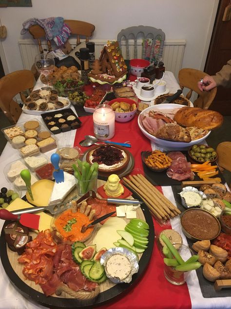 I was put in charge of the cheeseboard and nibbles for Boxing Day..... did I go overboard? #food #meal #foods #healthyfood #keto Healthy Recipes, Boxing Day, Foods, Winter, Boxing Day Food, Party Food, Party Spread, Cheese Board, Food