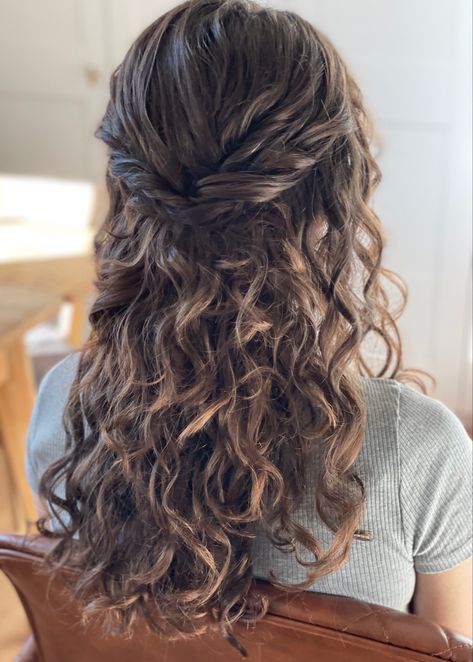 Natural curly hair bride with half up half down styled hair Updo With Curls, Curly Hairstyles For Wedding, Natural Hair Updo Wedding, Half Up Half Down Wedding Hair, Curly Bridesmaid Hairstyles, Curly Half Up Half Down, Curly Bridal Hair, Curly Wedding Hairstyles, Curly Hairstyles For Prom