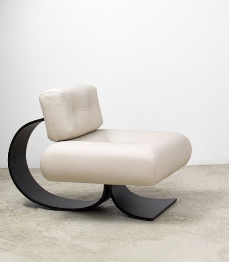 Alta lounge chair designed by Oscar Niemeyer available at ESPASSO. Midcentury modern and contemporary Brazilian design. Oscar Niemeyer, Interior, Decoration, Design, Dekorasyon, Modern, Deco, Interieur, Arquitetura