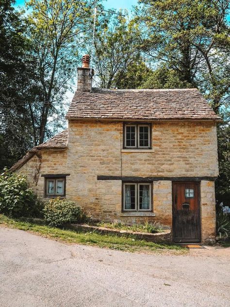 ARLINGTON ROW BIBURY - WHY THIS GORGEOUS STREET IN ENGLAND HAS TO BE ON YOUR BUCKET LIST! - Third Eye Traveller • Solo Female Travel Blog Cottages, English, England, Arlington Row, Quaint Village, Cotswold Villages, Arlington, Quaint, House Styles
