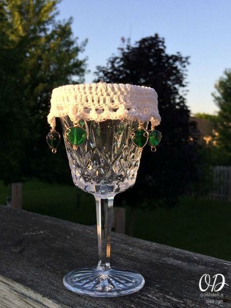 Keep the bugs out of your yummy summer drinks with this pretty and functional wine glass cup cover. Crochet, Wine Glass, Diy Wine Glass, Thread Crochet, Crochet Coasters, Crochet Accessories, Crochet Gifts, Pretty Beads, Beaded