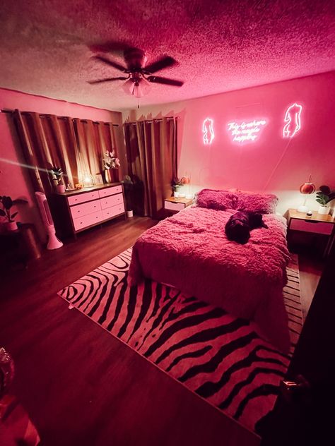 Home Décor, Pink Room Decor, Hot Pink Room, Girly Room, Pink Room, Cute Bedroom Decor, Room Inspo, Pinterest Room Decor, Room Ideas Bedroom
