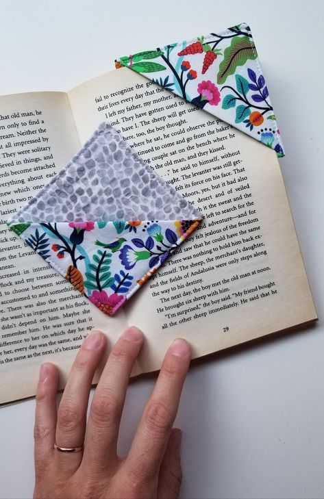 How To Make Quick & Easy Fabric Book Marks - Patchwork, Crafts, Quilts, Quilting, Fabric Crafts, Fabric Scraps, Sewing Machine Projects, Diy Sewing Projects, Sewing Crafts