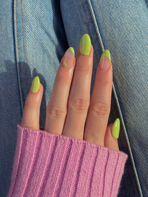 Lime green almond nails. Pinky, middle, thumb are solid green polish. Ring and Index have French tip and a more wavy design (one on each finger) Design, Outfits, Prom, Lime Green Nails, Lime Nails, Green Toe Nails, Yellow Nail Polish, Green Nail Designs, Green Nail Art