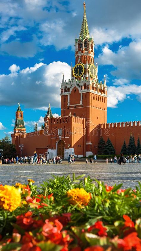 Moscow Kremlin on Red Square in summer, Russia. This place is famous landmark of old Moscow. Beautiful vertical view of ancient architecture, Spasskaya Tower royalty free stock images Moscow, Ancient Architecture, World Famous Places, City Landscape, Famous Landmarks, Famous Places, Moscow Russia, Places Around The World, Castle House
