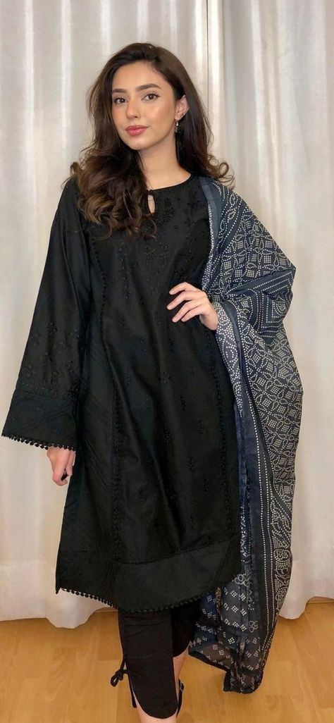 Black Outfits Pakistani, Pakistani Simple Wedding Outfits, Pakistani Black Dress Design, Simple Pakistani Dresses Black, Pakistani Casual Dresses Design, Dress Pakistani Simple, Desi Fits Black, Black Dress Pakistani Style, Black Pakistani Outfit