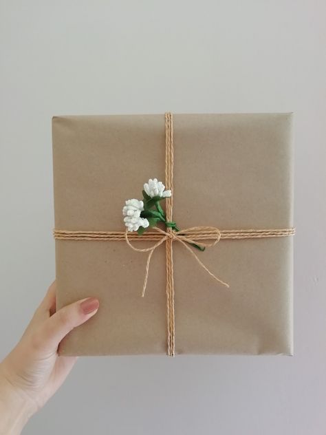 Aesthetic Gift Packing, Small Box Wrapping Ideas, Dress Gift Packing Ideas, Small Gift Packing Ideas, Gifts Packing Ideas, Packing Ideas Gift, Diy Gifts Cute, Giftwrap Ideas, Gift Packing Ideas