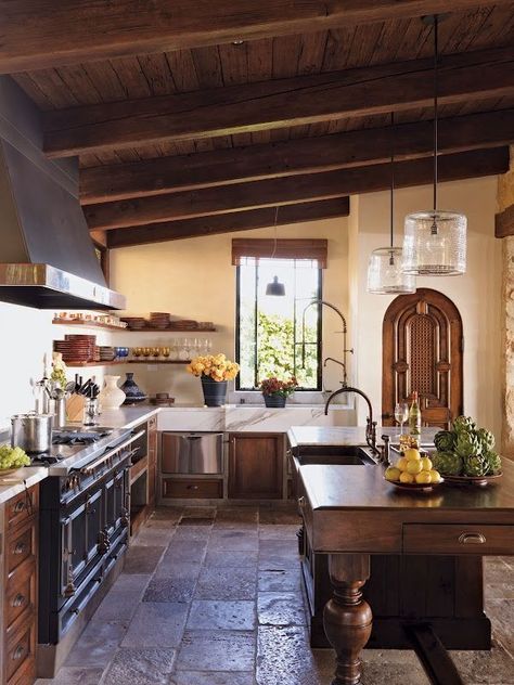 French Kitchen, Country Kitchen Decor, Kitchen Remodel, Rustic Kitchen Decor, Kitchen Styling, French Kitchens, Italian Farmhouse, Tuscan Kitchen Design, Kitchen Design