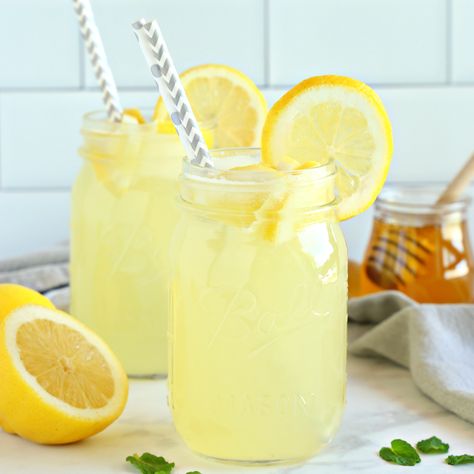 This Healthy 3-Ingredient Lemonade is a delicious all natural summer drink that's free of refined sugars and made with only 3 simple ingredients! Starbucks, Yemek, Mad, Eten, Tee, Koken, Google, Lemon, Recetas