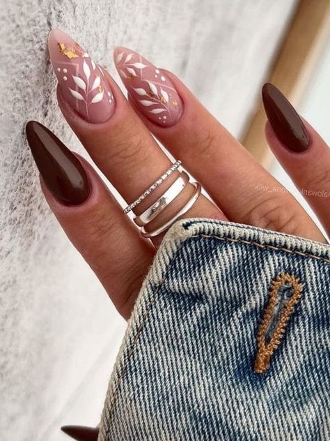 thanksgiving nails: dark brown with white leaves Nail Art Designs, Thanksgiving Nails Design Fall, Thanksgiving Nail Designs, Fall Nail Designs, Fall Nail Trends, Fall Nail Art, Fall Nail Art Designs, Fall Manicure, November Nail Designs