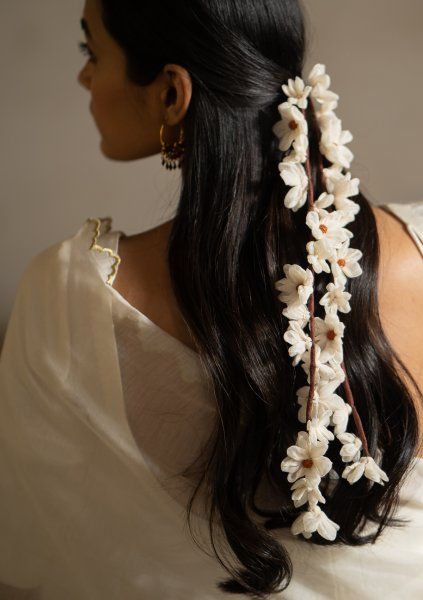 Bridal Hair, Wedding Hairstyles, Indian Aesthetic, Flower Hair Accessories, Chinu, Flower Hair, Pretty Hairstyles, Hairdo, Flowers In Hair