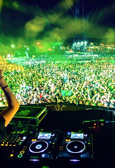 View from DJ booth during a Swedish House Mafia concert Dance Music, Dubstep, House Music, Portrait, Concert Crowd, Edm Festival, Rave Music, Green, Music Concert