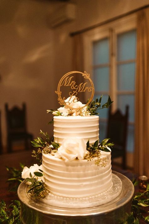 A 2 tier white frosted cake with a Mr. & Mrs. Le topper Wedding Cakes, Hochzeit, Engagement Cake Images, Engagement Cake Design, Pretty Wedding Cakes, Mariage, Simple Wedding Cake, Elegant Wedding Cakes, Anniversary Cake Designs