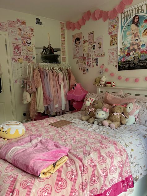 Kawaii, Sanrio Room Decor, Kawaii Room Ideas, Pinterest Room Decor, Sanrio Room, Sanrio Bedroom, Room Inspo, Hello Kitty Room Decor, Room Ideas Bedroom
