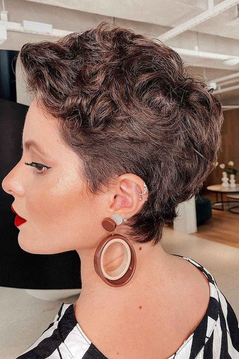 Are you searching for the fantastic short layered bobs with bangs for a fresh look? We have 26 pics on our website! Amongst them is the messy textured pixie cut perfect for wavy hair. If want to see more ideas, tap photo or click the link! // Photo Credit: @leticiacosta.__ on Instagram Pixie Cuts, Wavy Pixie Haircut, Wavy Pixie Cut, Haircuts For Curly Hair, Curled Pixie Cut, Pixie Cut Wavy Hair, Messy Pixie Haircut, Messy Pixie Cuts, Short Pixie Haircuts