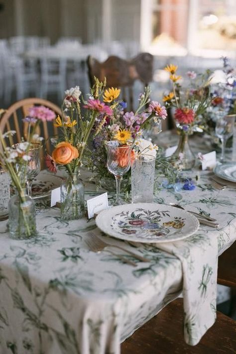 Tea Parties, Vintage Wedding Table Settings, Vintage Wedding Reception Tables, Vintage Tea Party Decorations, Vintage Garden Wedding Theme, Wedding Dinner Table Setting, Tea Party Table, Wedding Table Linens, Whimsical Wedding Decorations