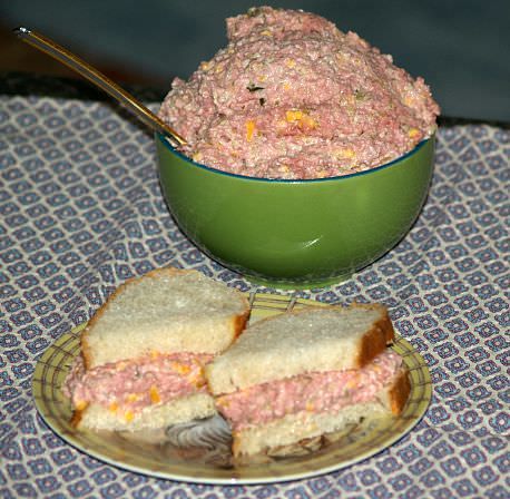 VIDEO: Make ham salad sandwiches from different recipes like spicy hot ham salad, chicken salad or bologna ham salad, my cheap party recipe Ideas, Sandwiches, Camping, Appetisers, Snacks, Casserole, Ham Salad Sandwich, Ham Salad Recipe Pioneer Woman, Sandwich Spread Recipes